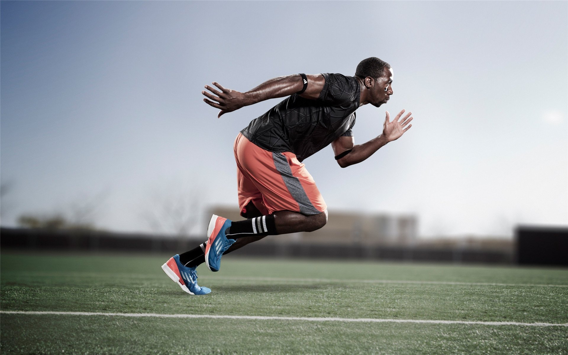 开云APP-赛道颠覆日，阿隆索神级发挥，迈凯伦强势横扫红牛