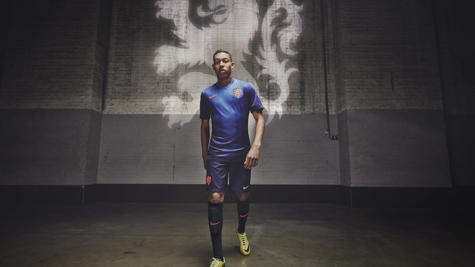 开云体育在线-青岛风暴席卷汾水之畔，范弗利特独奏高光华章